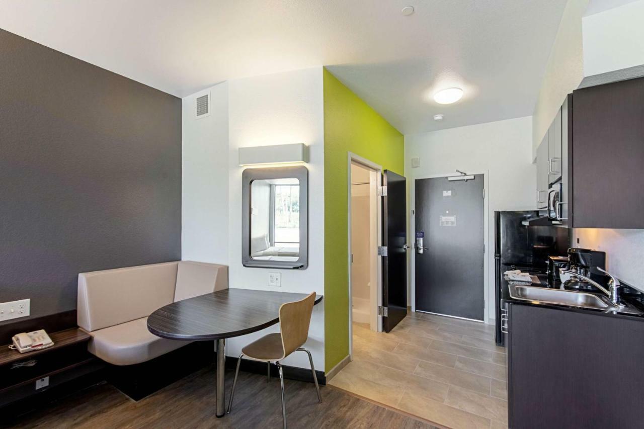 6 Airport Hotel 4*