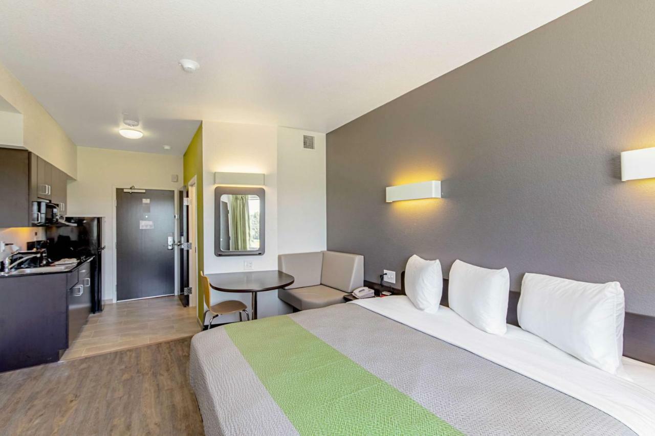 Hotel 6 Airport 4*